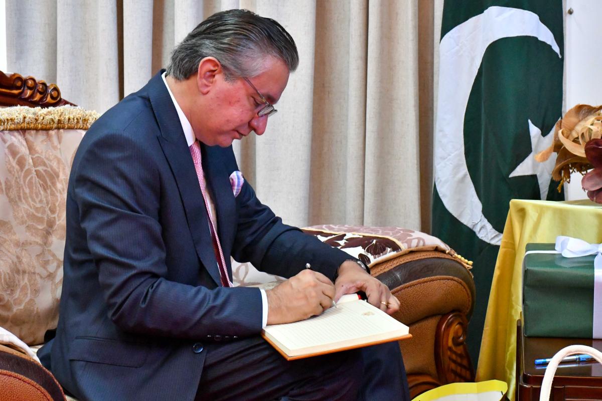 The High Commissioner Signing the Visitors Book