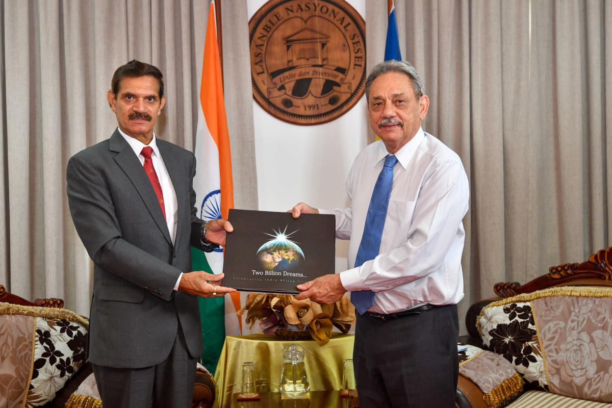 The High Commissioner presenting Speaker with a gift