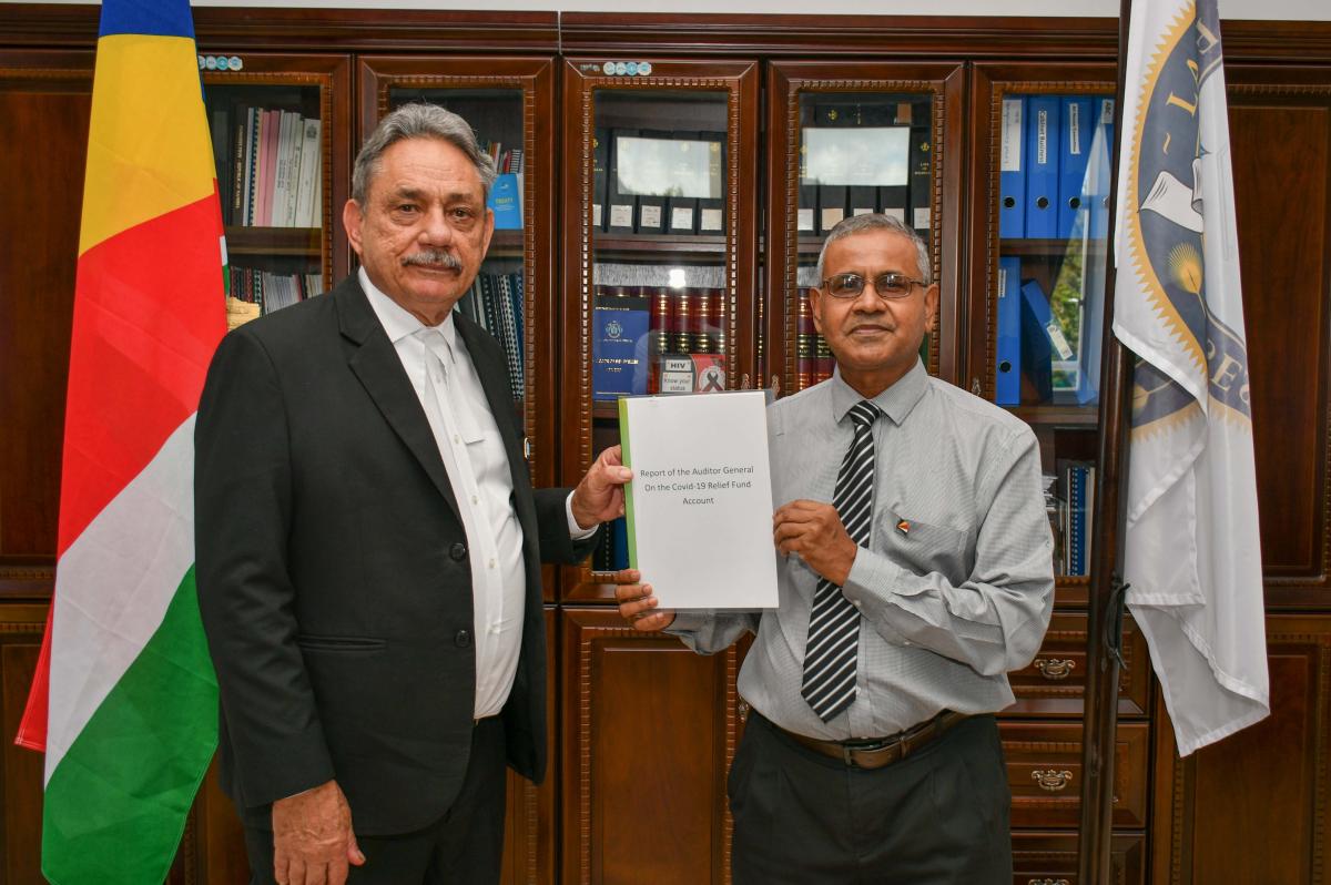 The Speaker and the Auditor General with the Report 