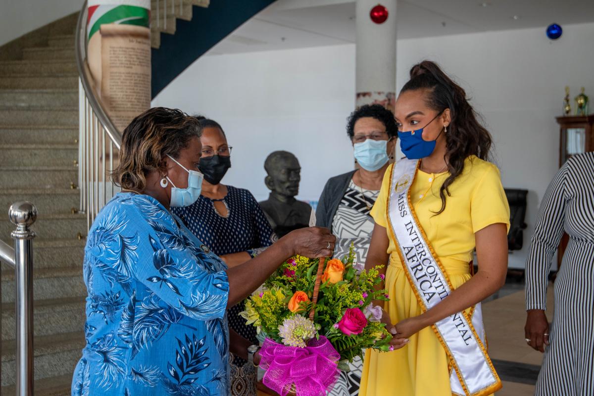 Hon Esparon presenting flowers to Miss Seychelles