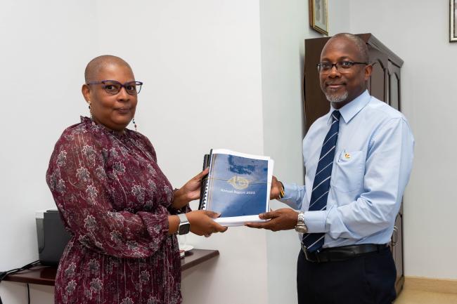 The Governor Presenting the Report to the Deputy Speaker 