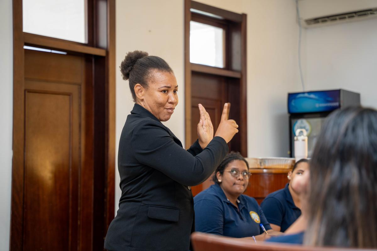 Ms. Shana David, signing during the Deaf Group Discussion