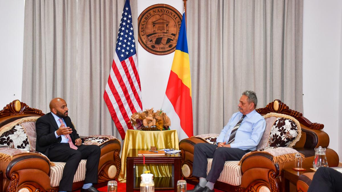 Mr Sardar Discussing with the Speaker 