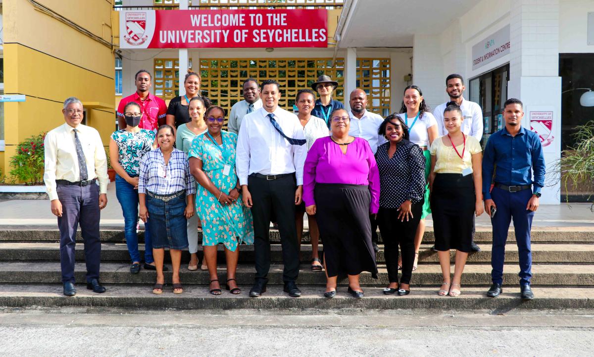 A group photo of the committee and the officials at UniSey