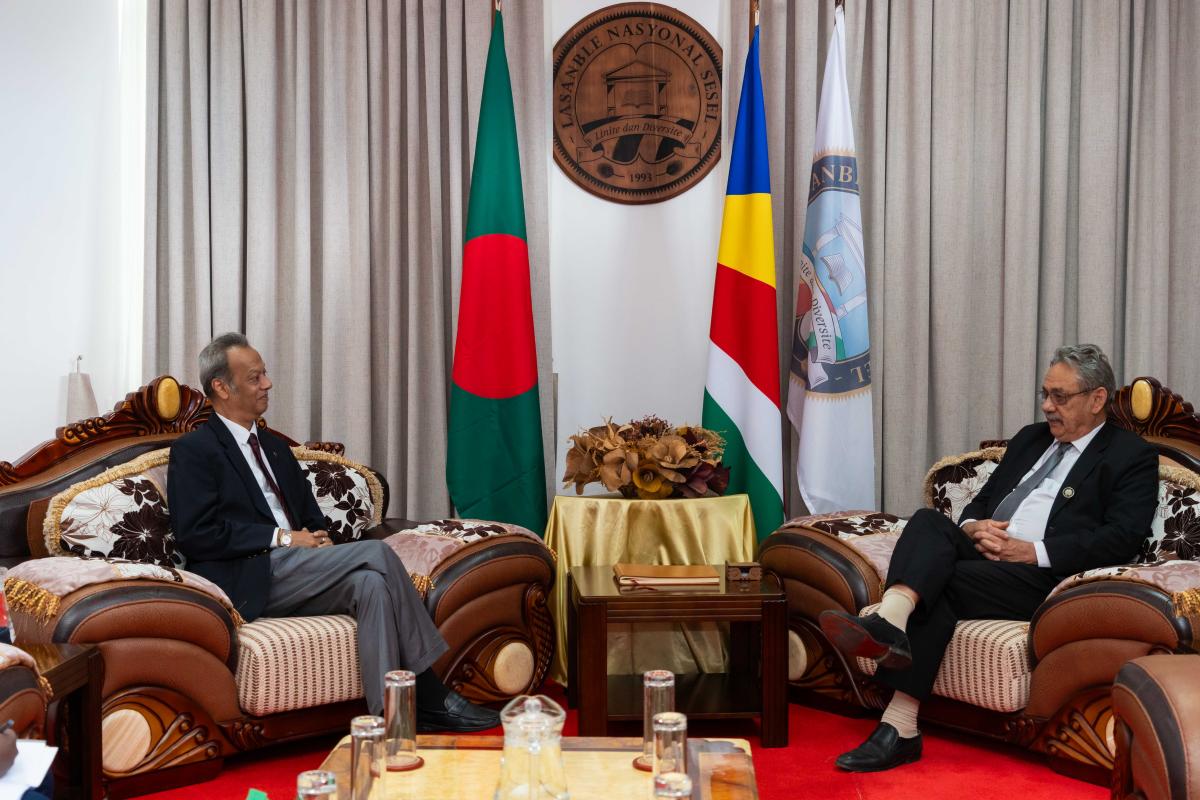 Speaker and High Commissioner in conversation