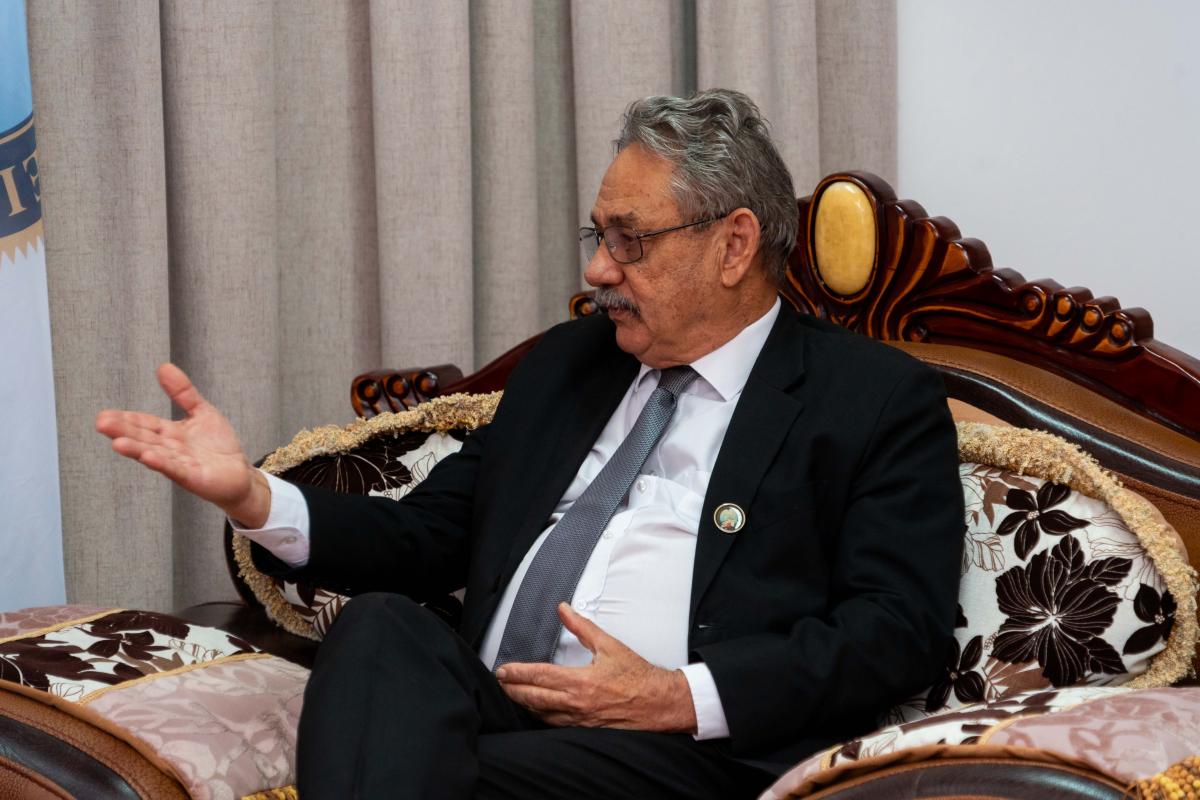 Speaker in conversation